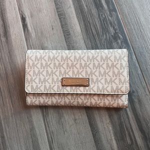 Michael kors jet set travel wallet